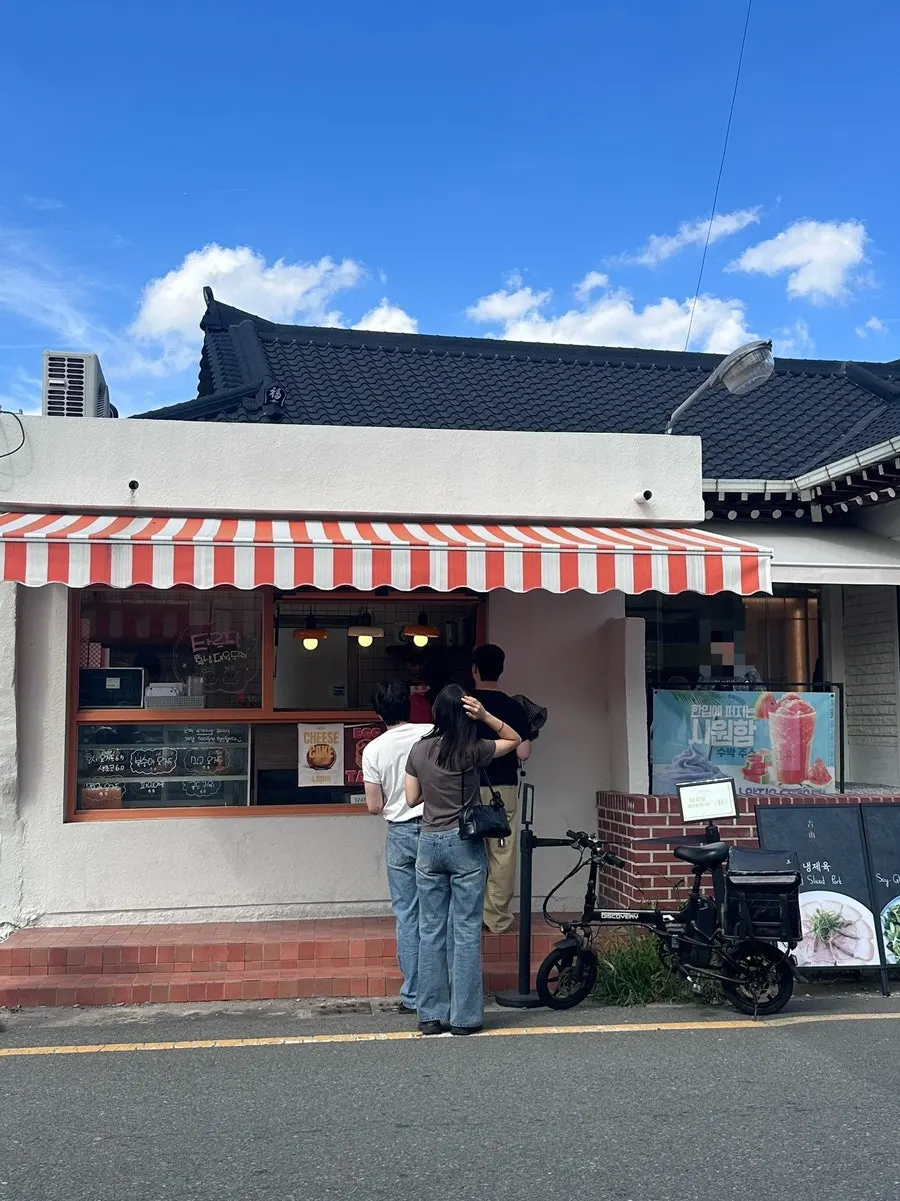 Outside Tareudang, a takeout shop near Hwangnidang-gil in Gyeongju