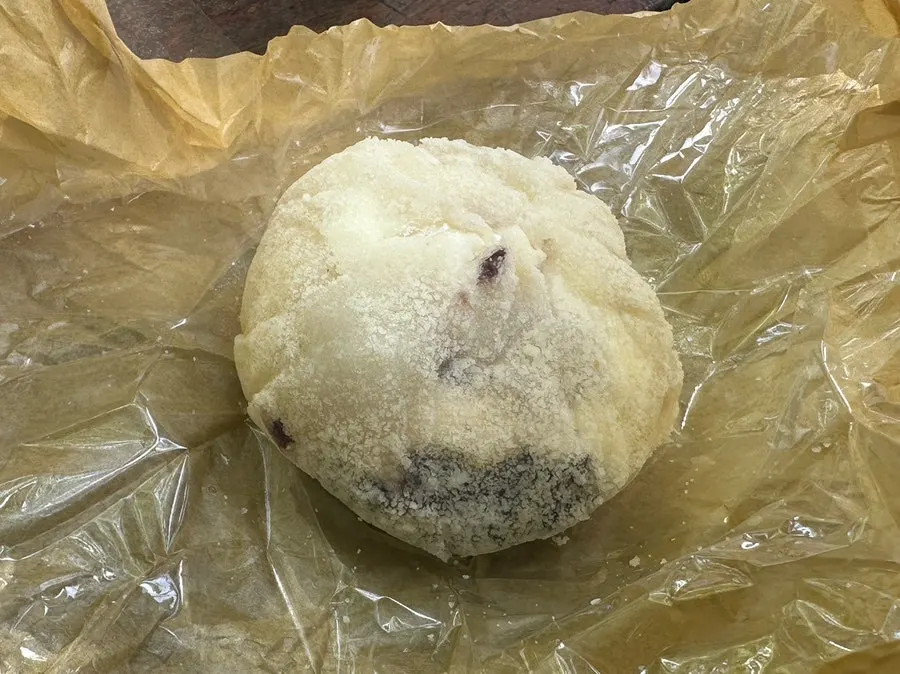 Tareudang mochi filled with big chunks of fresh fruit