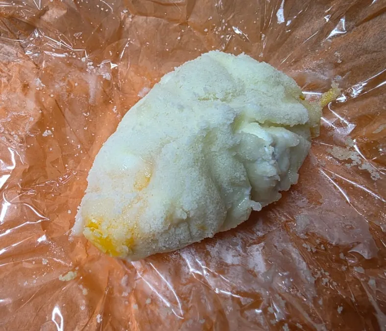 Cross-section of the fruit inside the gold kiwi mochi