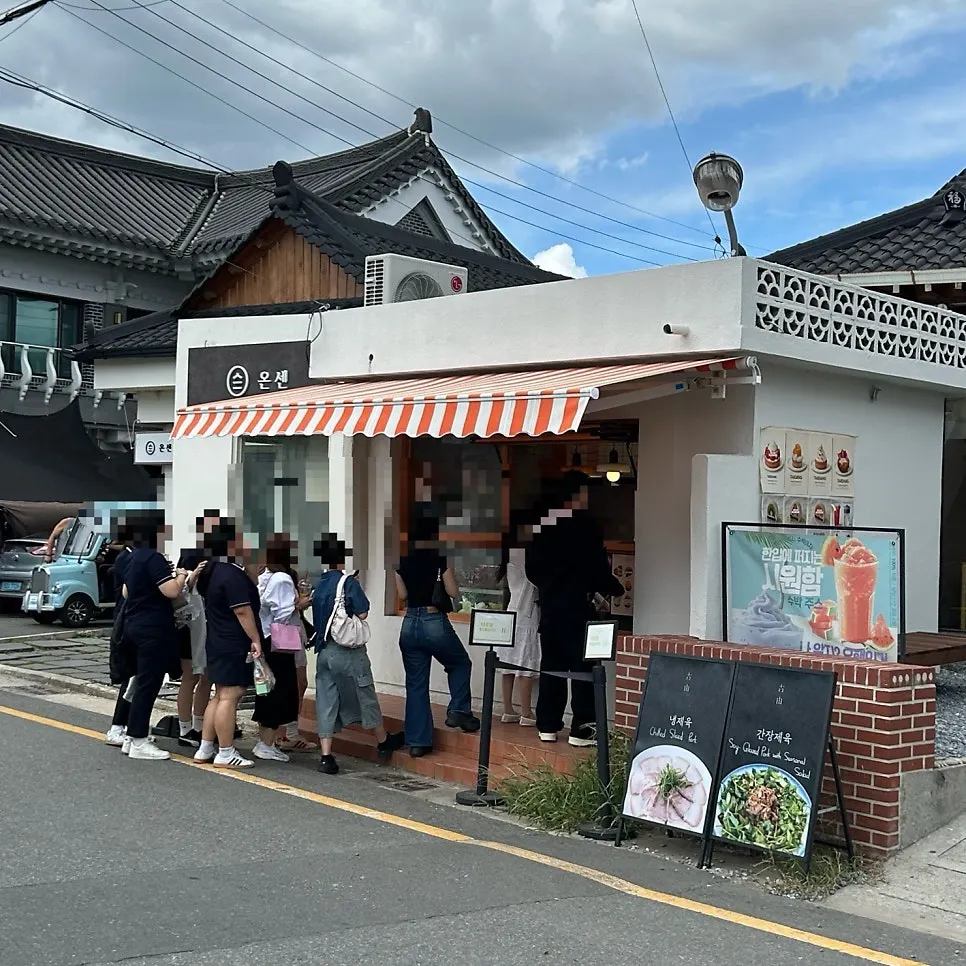 Customers waiting in line in front of Tareudang