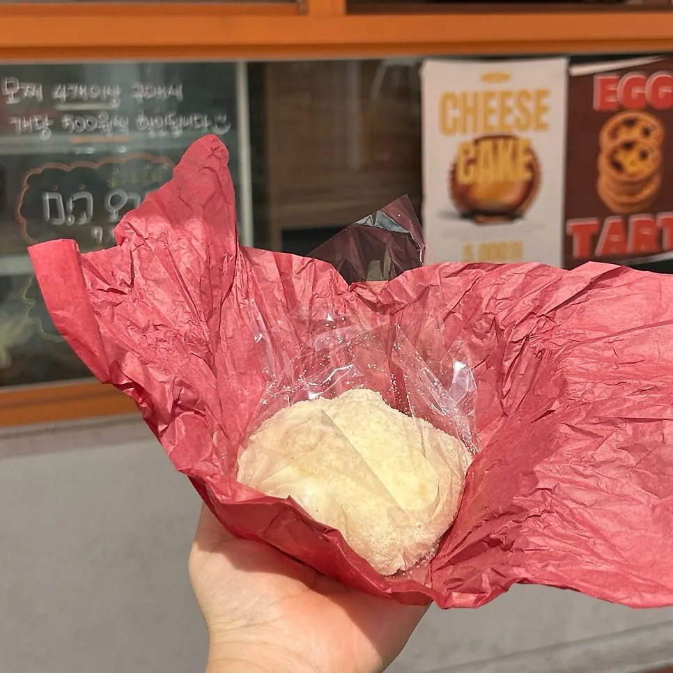 Mochi packed in Tareudang's takeout box
