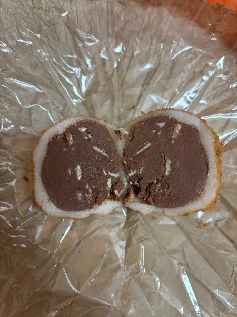 Cross-section of the raw chocolate mochi cut with a knife