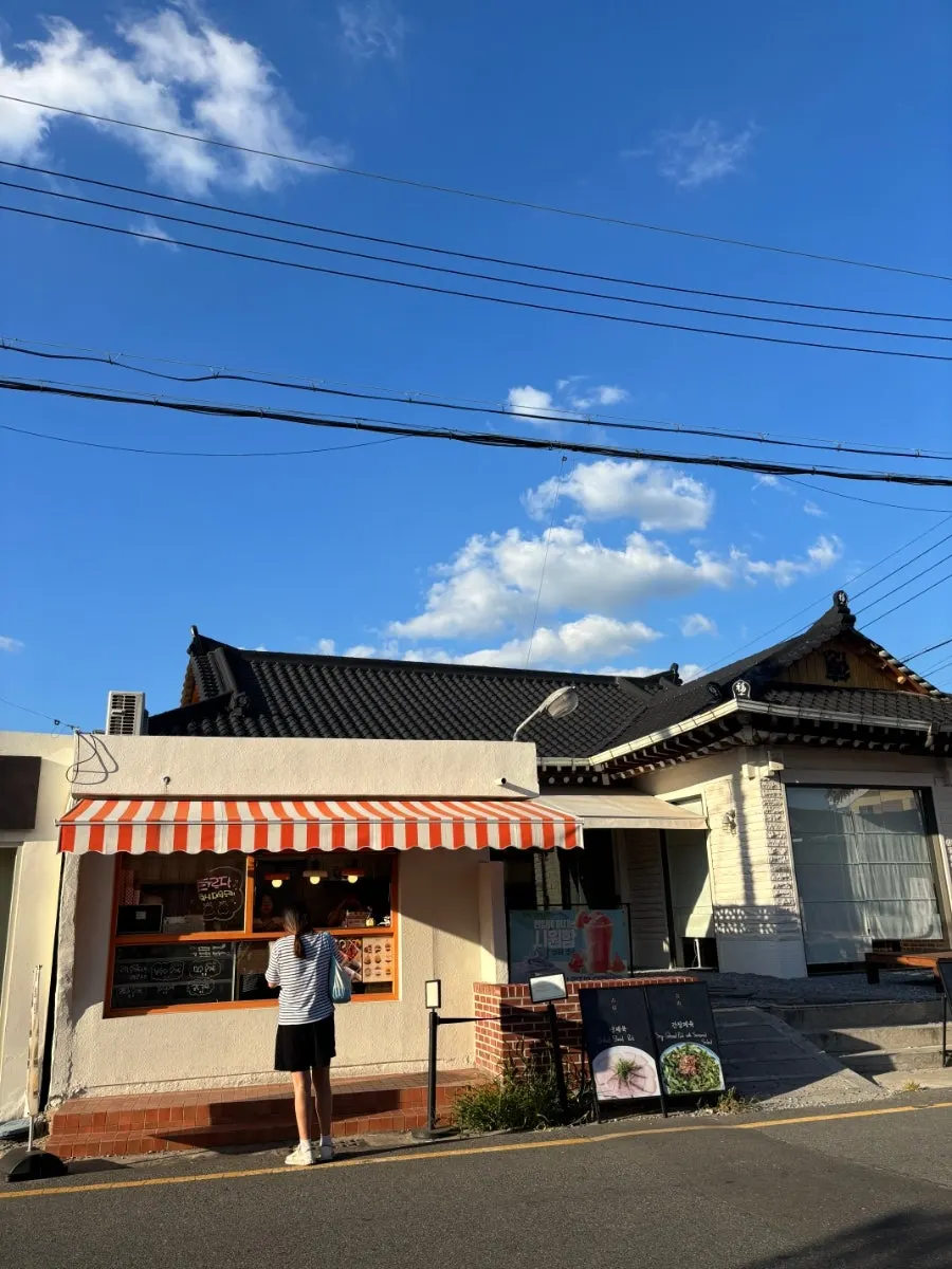 The two mochi flavors bought at Tareudang