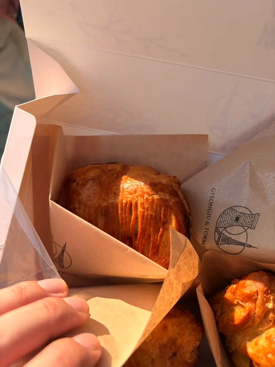 Eating Hwangnidan-gil's Tokyo Pie at home