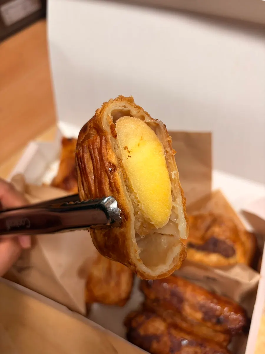 Cross-section of a pie showing its filling