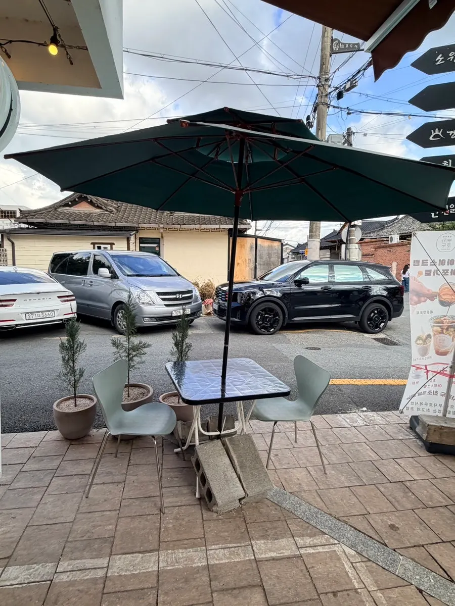 Outdoor table seating at Buja Hodu