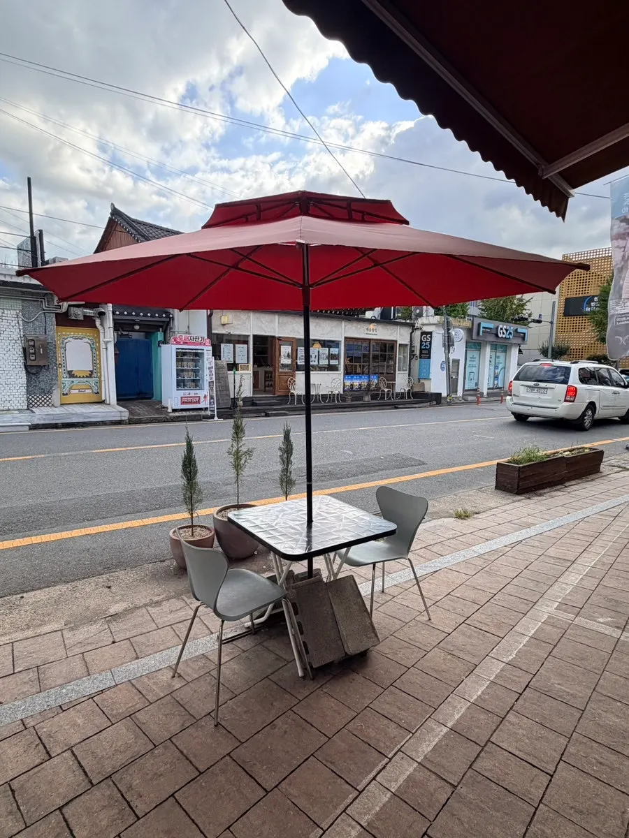 View of the outdoor seats at Buja Hodu on Hwangnidan-gil