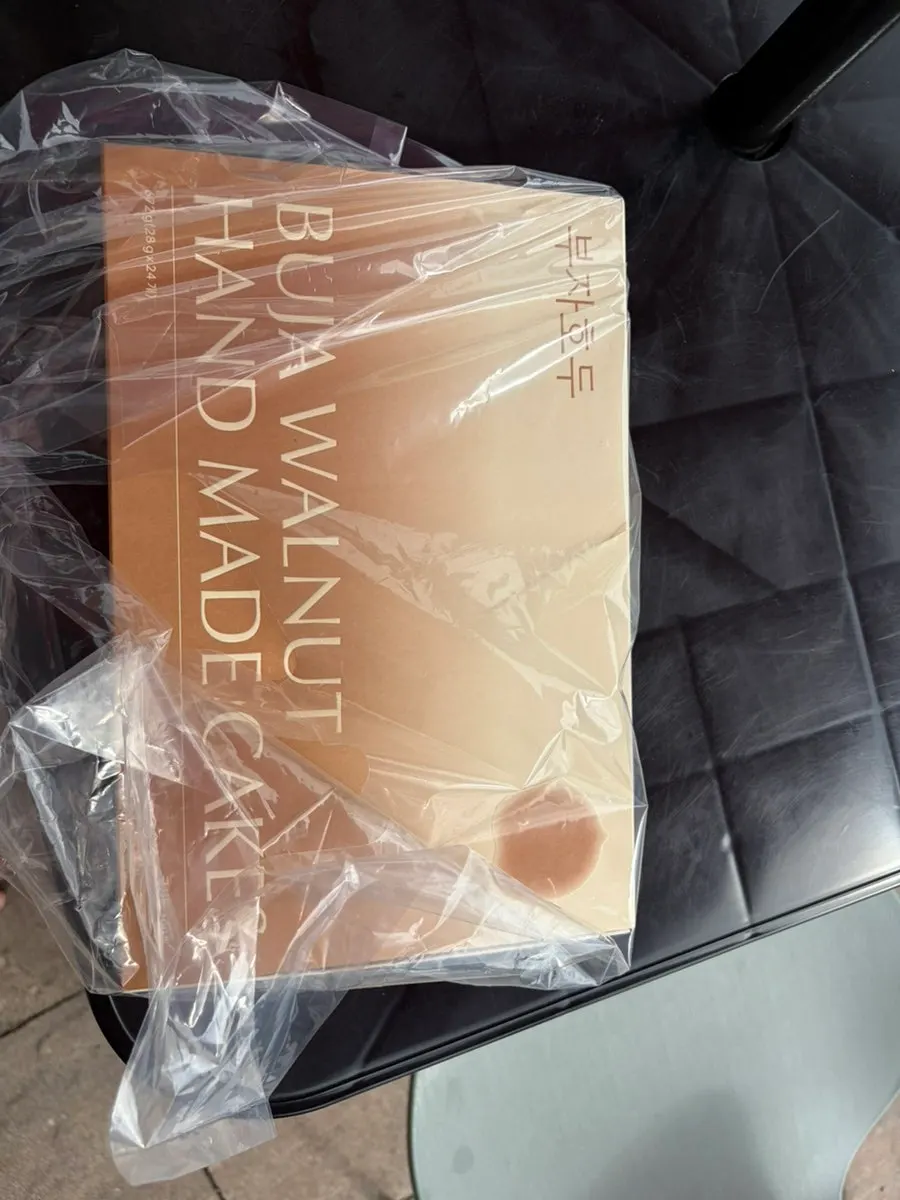 Box packaging of the 24-piece walnut pastry mix