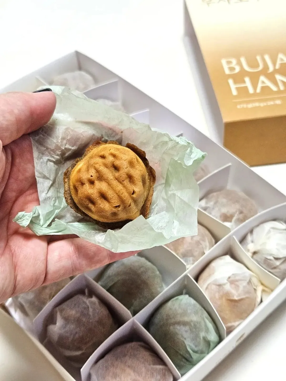Full view of the Buja Hodu 24-piece walnut pastry mix