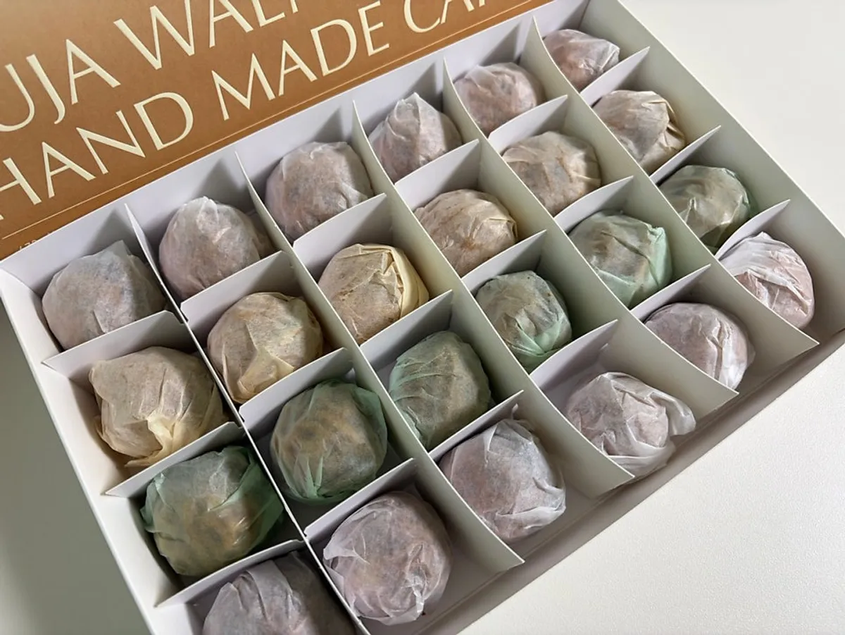Opening the 24-piece Buja Hodu mix box