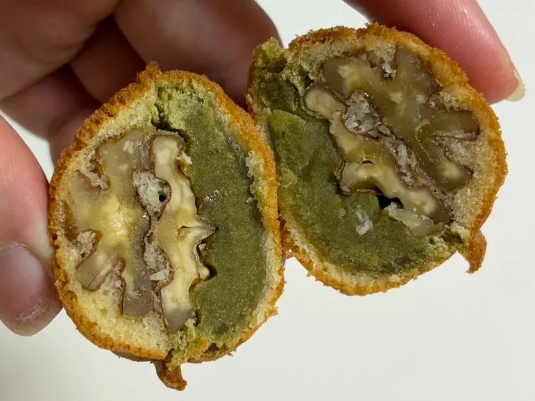 Inside view of the low-sugar red bean walnut pastry