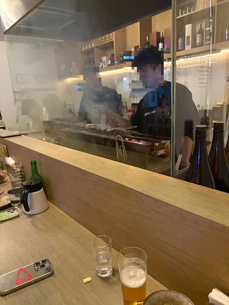 오픈형 키친을 둘러싼 야키토리소기 다찌 좌석