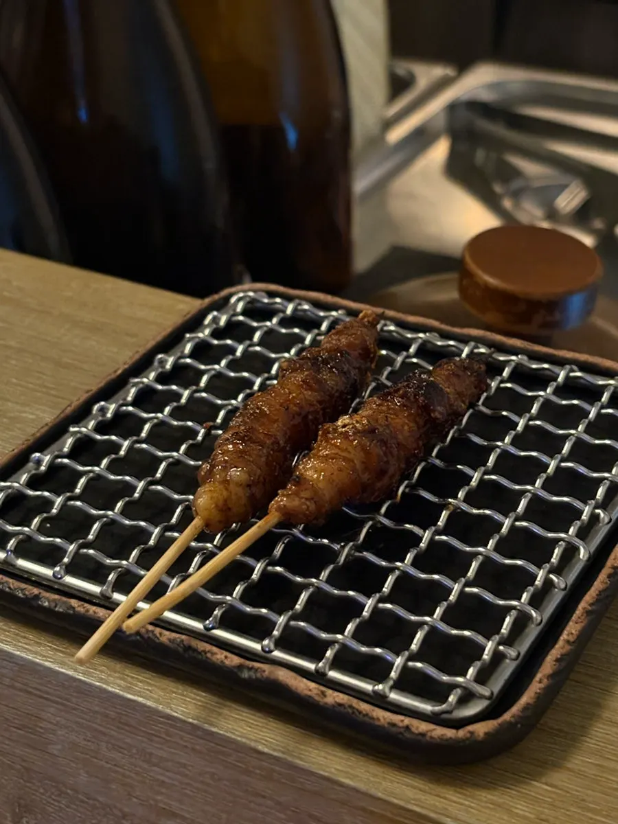 바삭하게 구운 닭껍질 꼬치