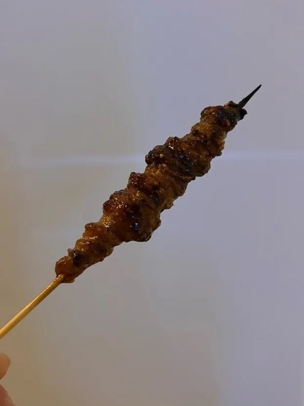 산초가루를 곁들인 닭껍질 꼬치