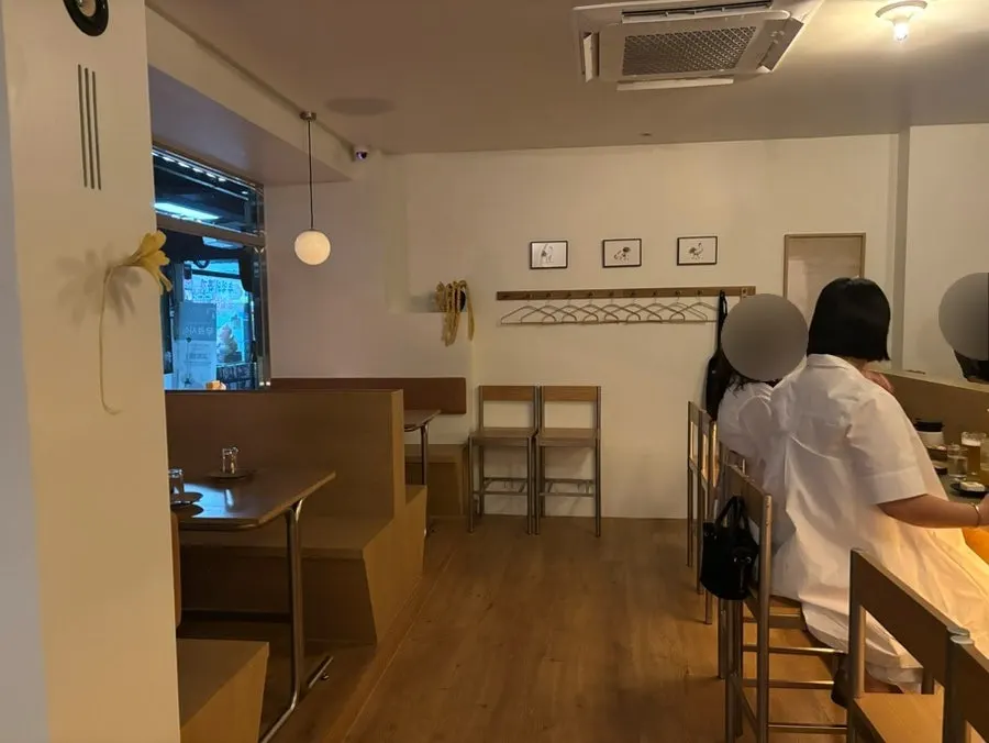 밖에서 비치는 야키토리소기 내부 분위기