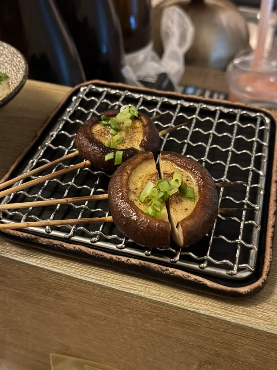특제 소스를 바른 닭껍질 꼬치