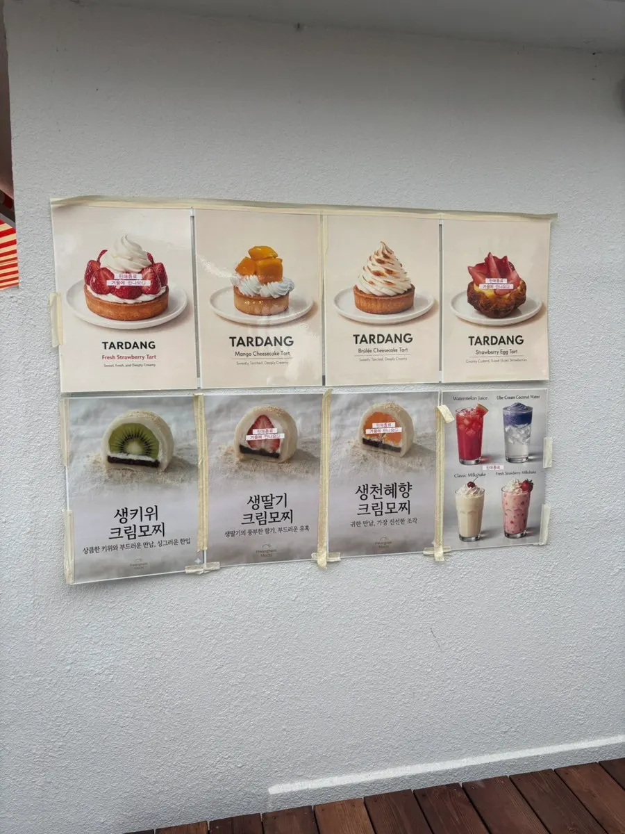 Bag with three flavors of fruit mochi packed at Tareudang