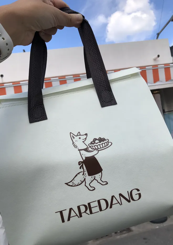 모찌 모양이 무너지지 않게 담긴 테이크아웃 포장