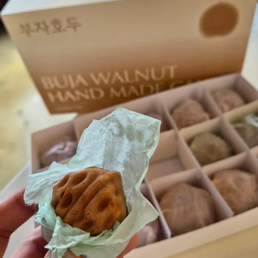 Set hadiah kuih walnut Buja Hodu di Hwangridan-gil, Gyeongju