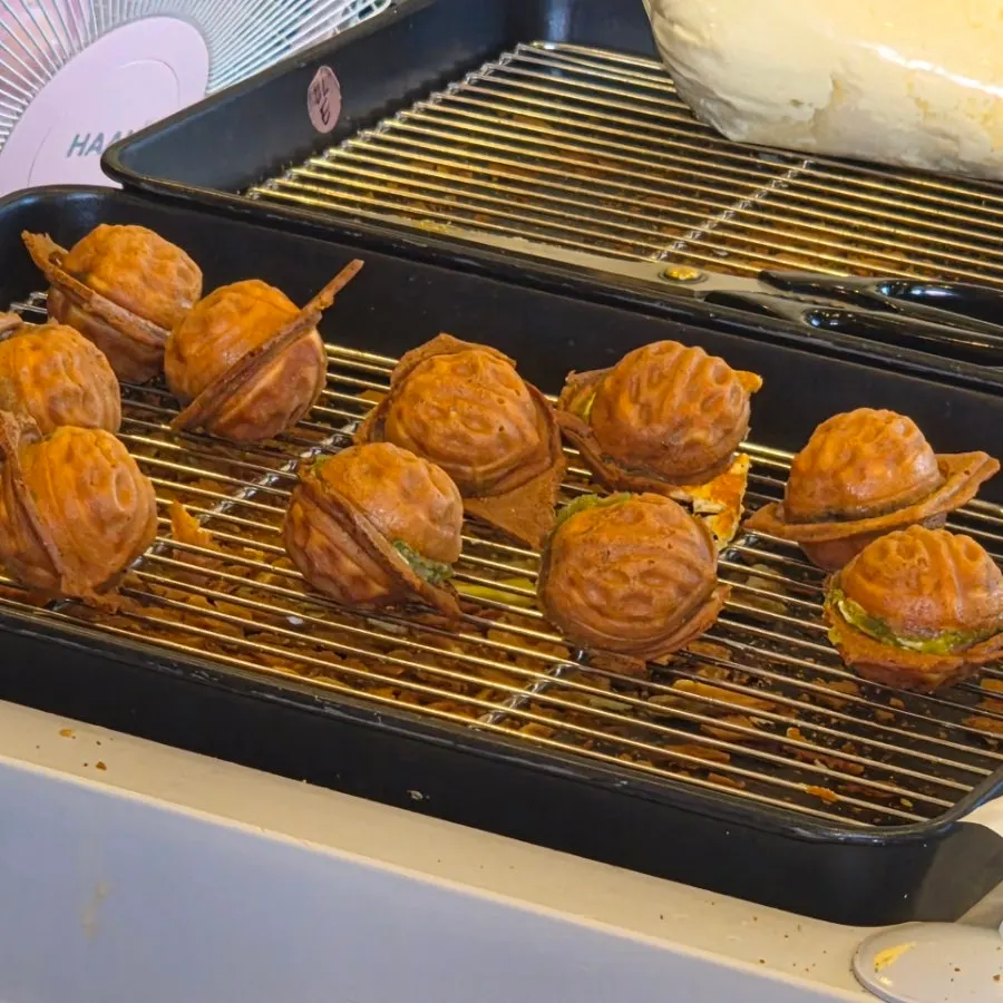 Kuih walnut panas baru dibakar