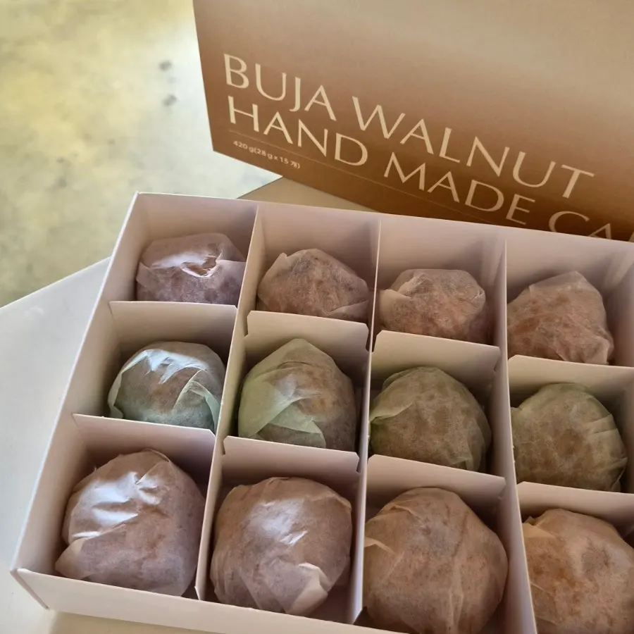 Bungkusan individu kuih walnut mengikut tiga warna berbeza