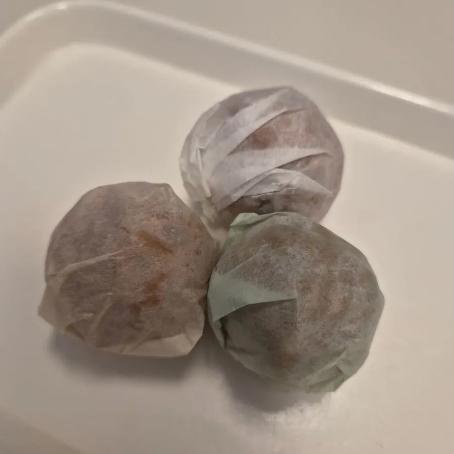 Kuih walnut yang telah dibuka daripada bungkusan individu
