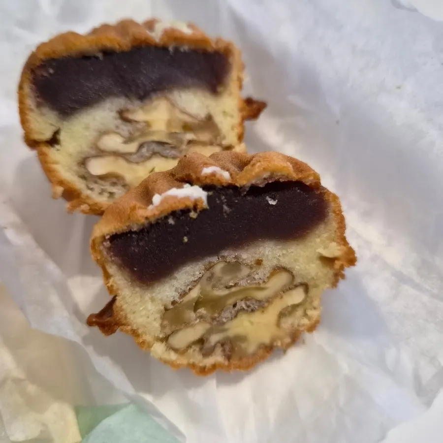 Bahagian potongan kuih walnut rasa matcha