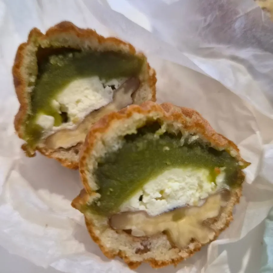Bahagian potongan kuih walnut rasa original