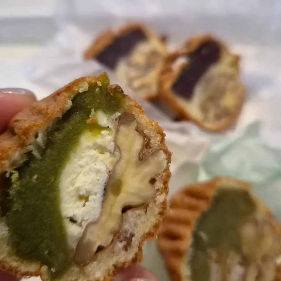 Kuih walnut dengan angeum pea cream cheese
