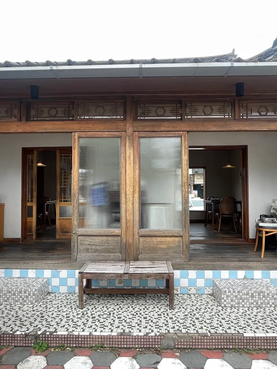 Exterior of Dongyang Baekban, a hanok restaurant on Hwangridan-gil, Gyeongju