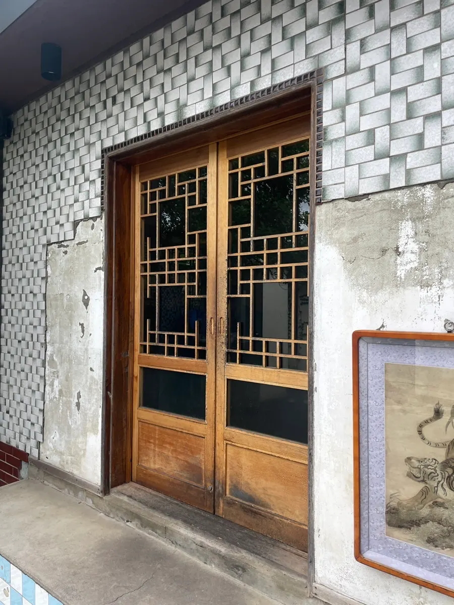 Entrance of Dongyang Baekban's hanok-interior restaurant