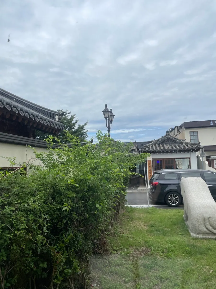 Tiled-roof building and yard of Dongyang Baekban