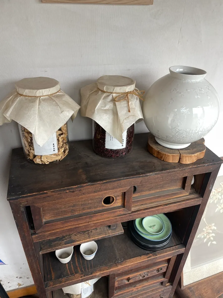 Display shelf storing herbal medicine ingredients for the broth