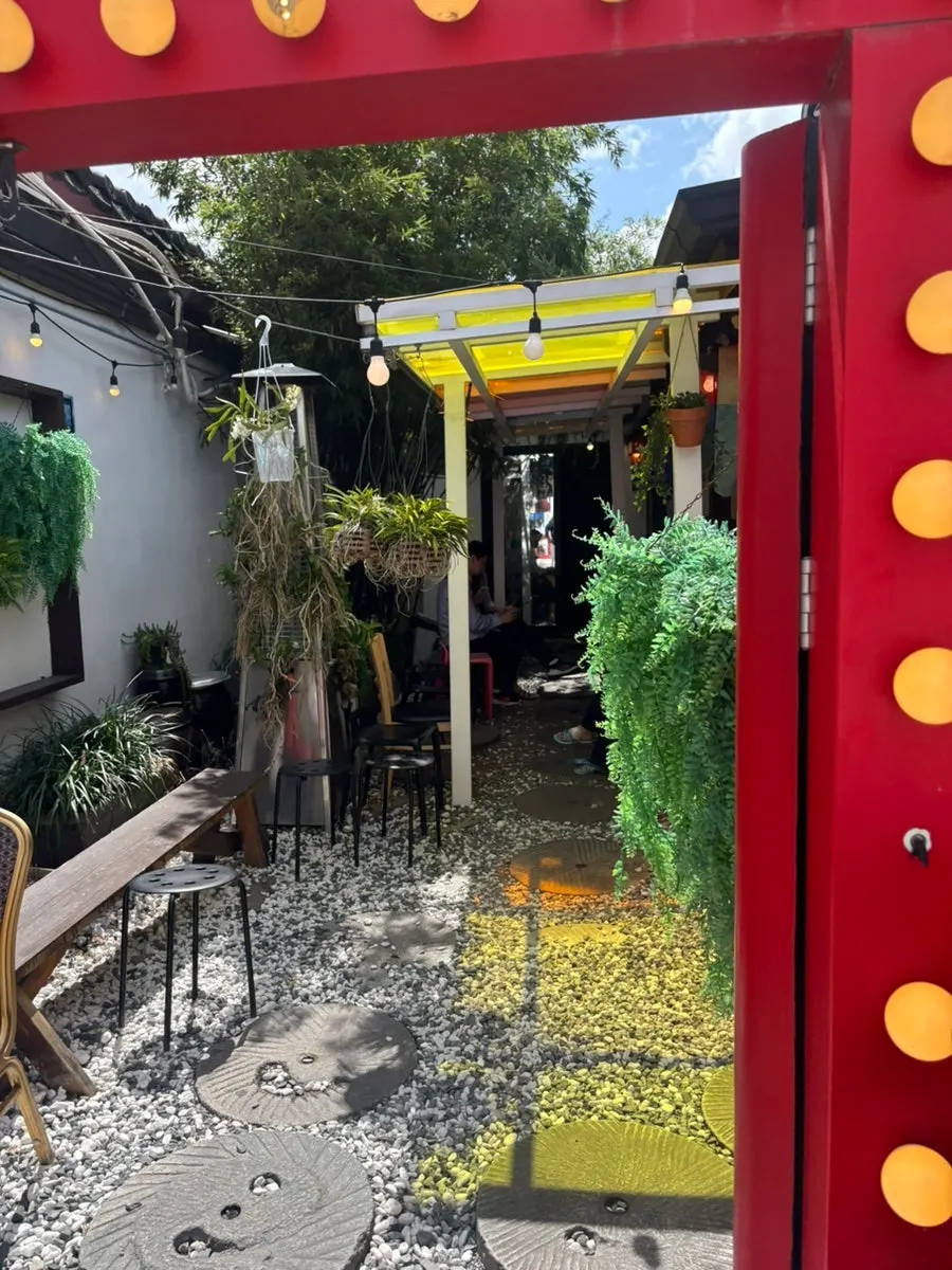 View of the Korean restaurant on Hwangridan-gil