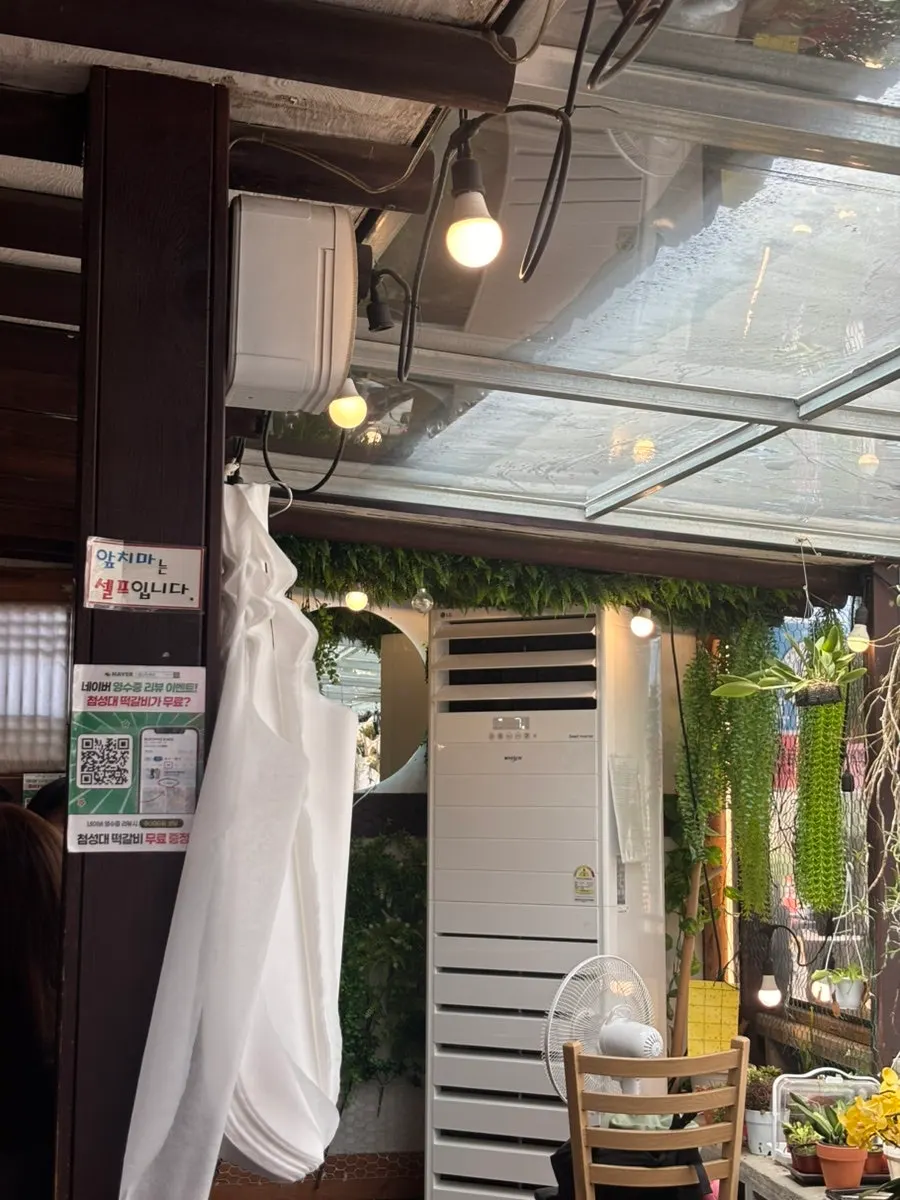Outdoor table with air conditioning and fans