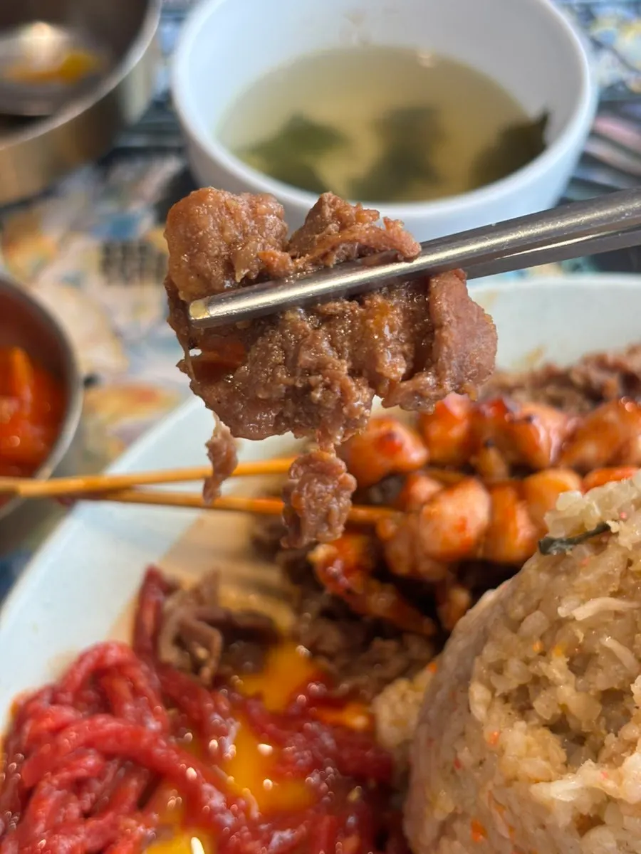 Yukhoe and bulgogi served on roasted seaweed