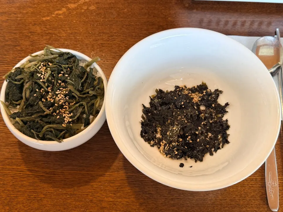 금방 서빙된 밑반찬 한 상