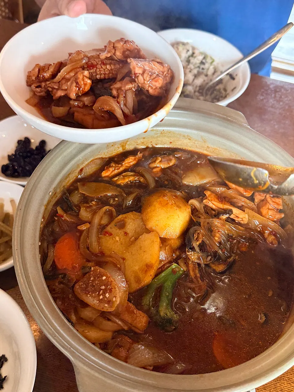 끓고 있는 찜닭 속 닭고기와 떡