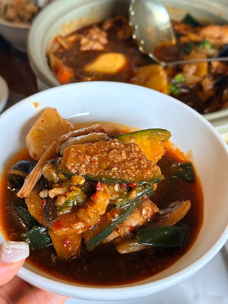 양념이 배인 찜닭과 채소