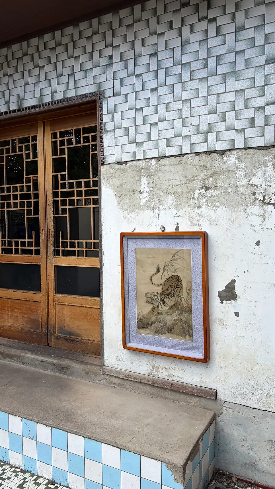 Introduction to a Korean restaurant on Hwangridan-gil