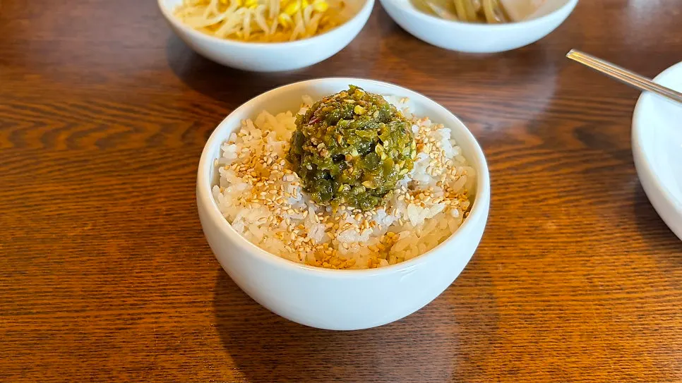 Spicy pepper rice topped with Cheongyang chili seasoning