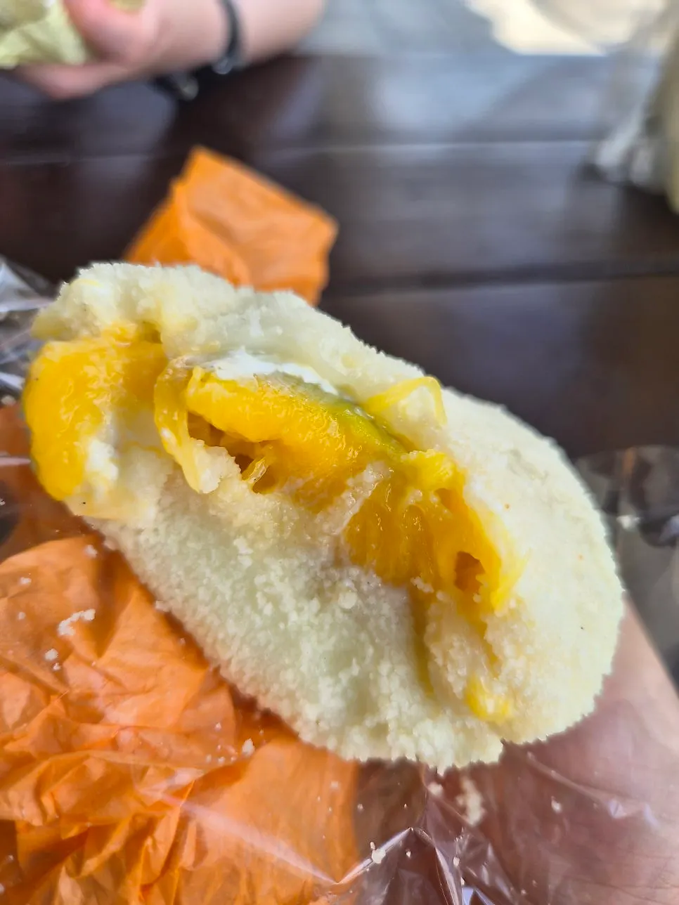 조금 터진 망고 요거트 모찌