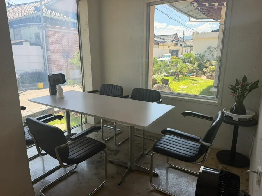 Dining space with private rooms