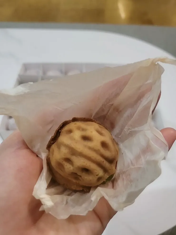 반으로 갈라본 말차 호두과자