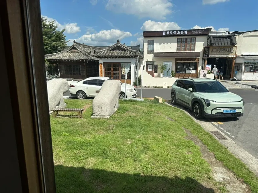 큰 창문이 있는 방 내부