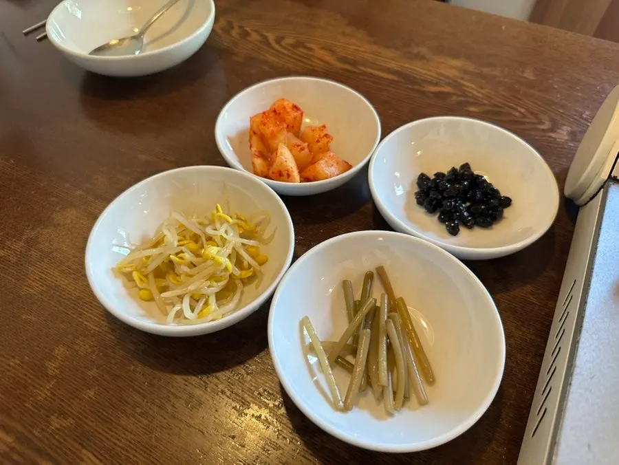 주문 뒤 차려진 한식 밑반찬