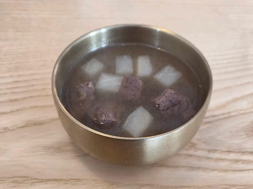 맑은 소고기무국과 겉절이 기본찬