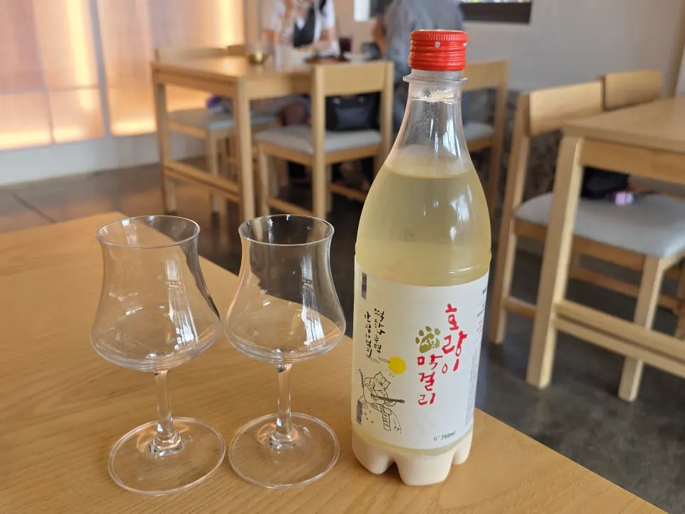 예쁜 잔에 나온 호랑이 막걸리