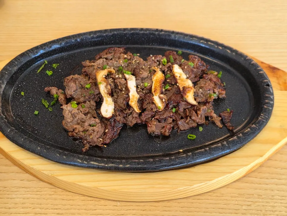 뜨거운 철판에 담긴 바싹불고기
