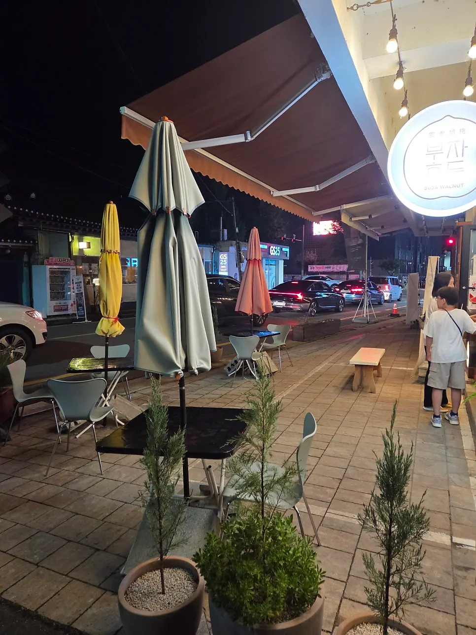 Buja Hodu outdoor tables and parasol seating